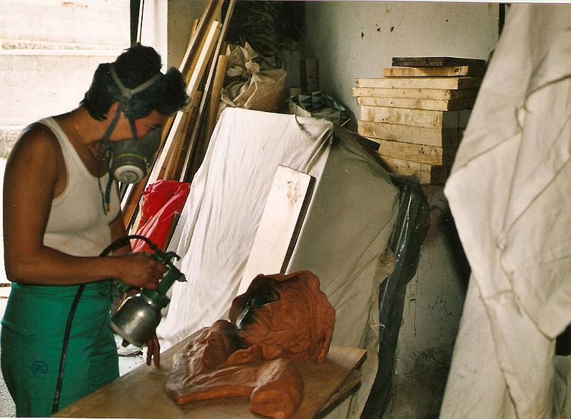 ESMALTANDO ESCULTURA LETRERO (2).jpg